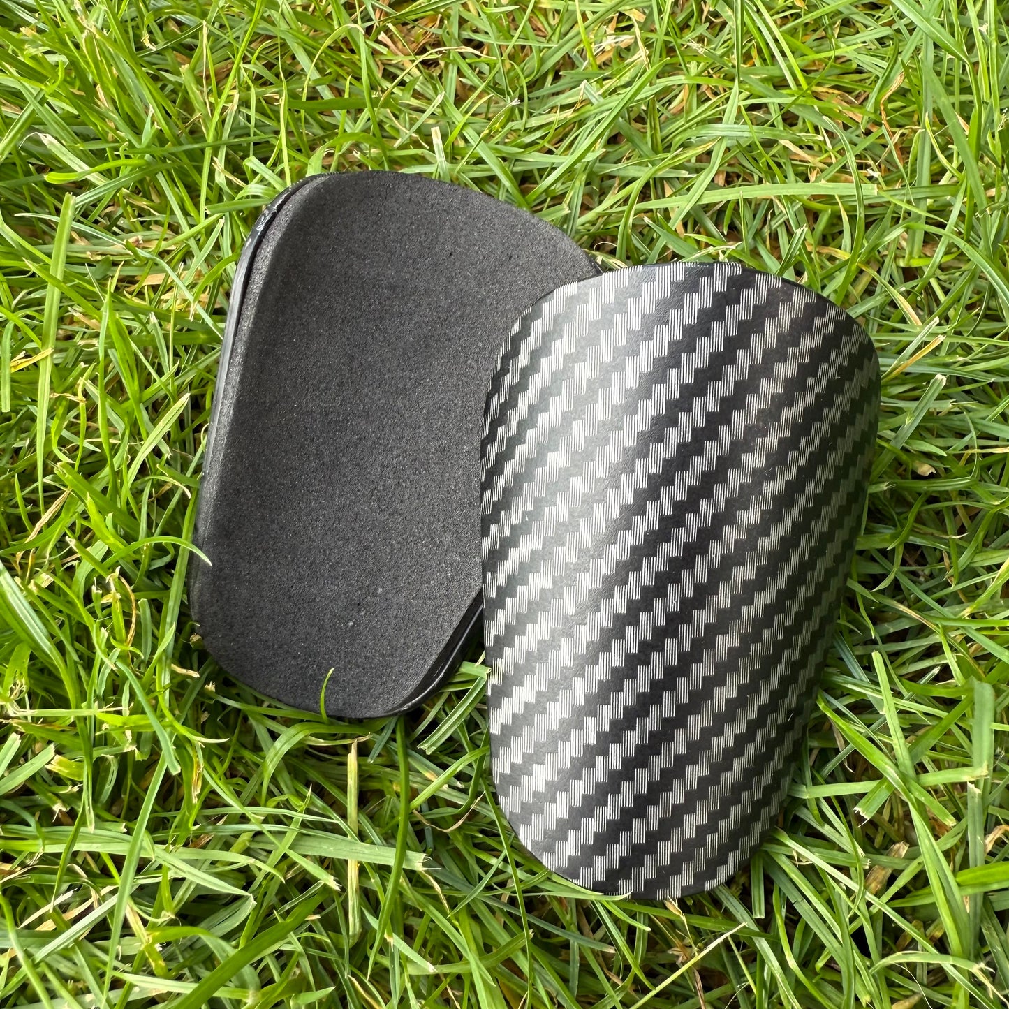 Mini futbalové chrániče imitácia karbónu