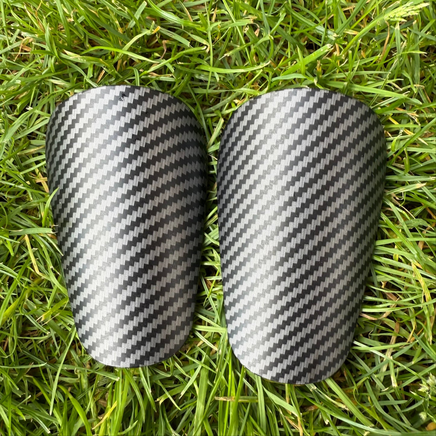 Mini futbalové chrániče imitácia karbónu