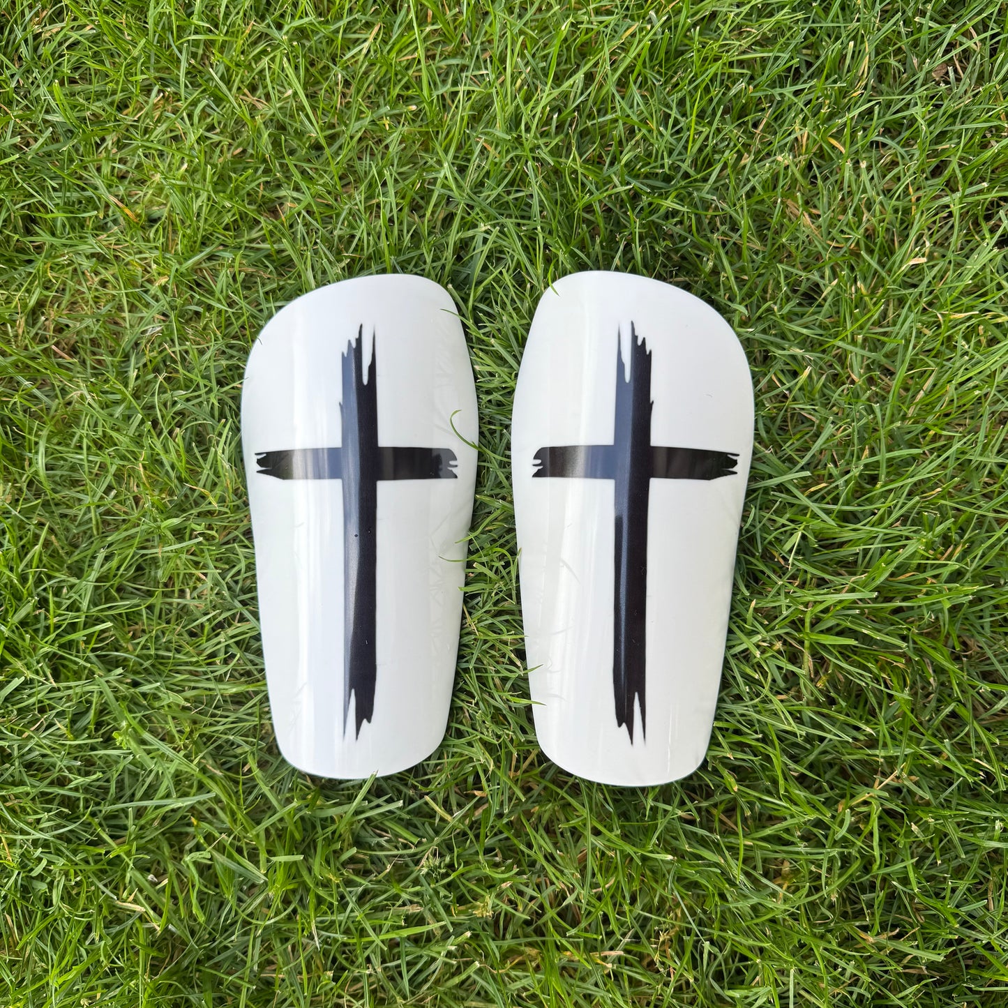 Futbalové chrániče "Faith & Fight" – Biela Edícia