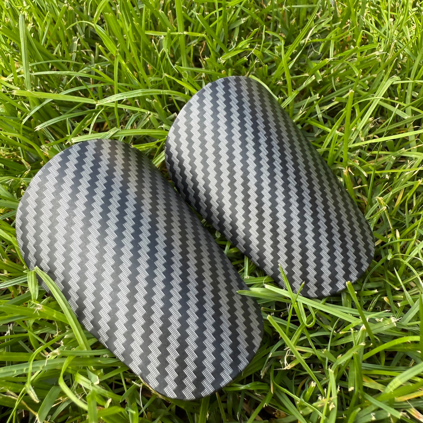 Mini futbalové chrániče imitácia karbónu