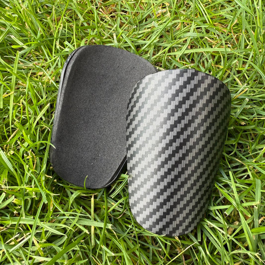 Mini futbalové chrániče imitácia karbónu