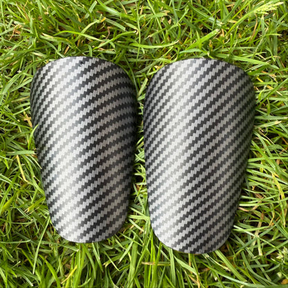 Mini futbalové chrániče imitácia karbónu